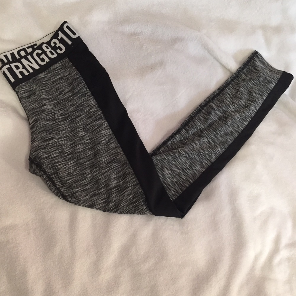 NEVER WORN!!!! Cute gray and black leggings:)